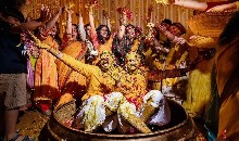 हल्दी-मेहँदी और फिर सात फेरे... कोलकाता में Gay कपल ने धूमधाम से की शादी, इंटरनेट पर वायरल हुई तस्वीरें