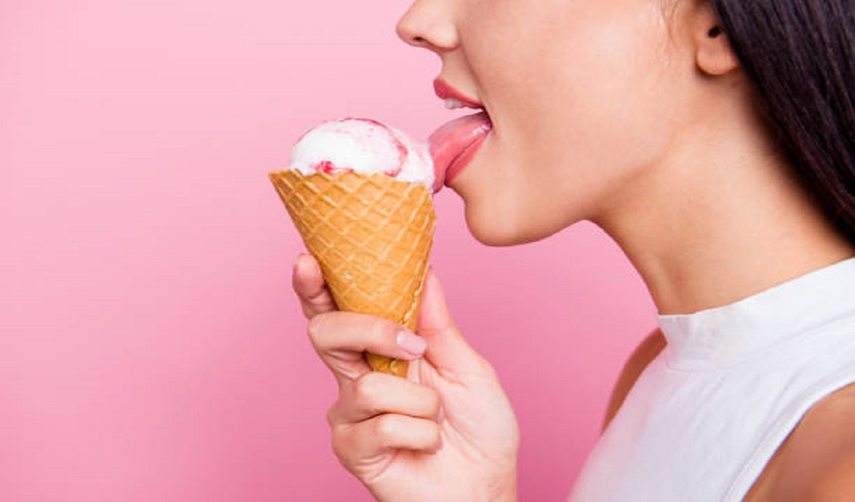 विज्ञापन में महिला मॉडल के आइसक्रीम खाने पर मचा बवाल, मौलवियों ने लगाया ये  बैन - women banned from ads in iran over ad showing woman biting ice cream