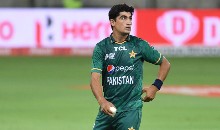 पाकिस्तान के तेज गेंदबाज नसीम शाह कोविड-19 जांच में पॉजिटिव