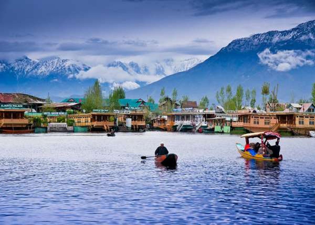 Travel Tips: अक्टूबर में फैमिली संग बना रहे घूमने का प्लान, तो जरूर करें इन जगहों को एक्सप्लोर