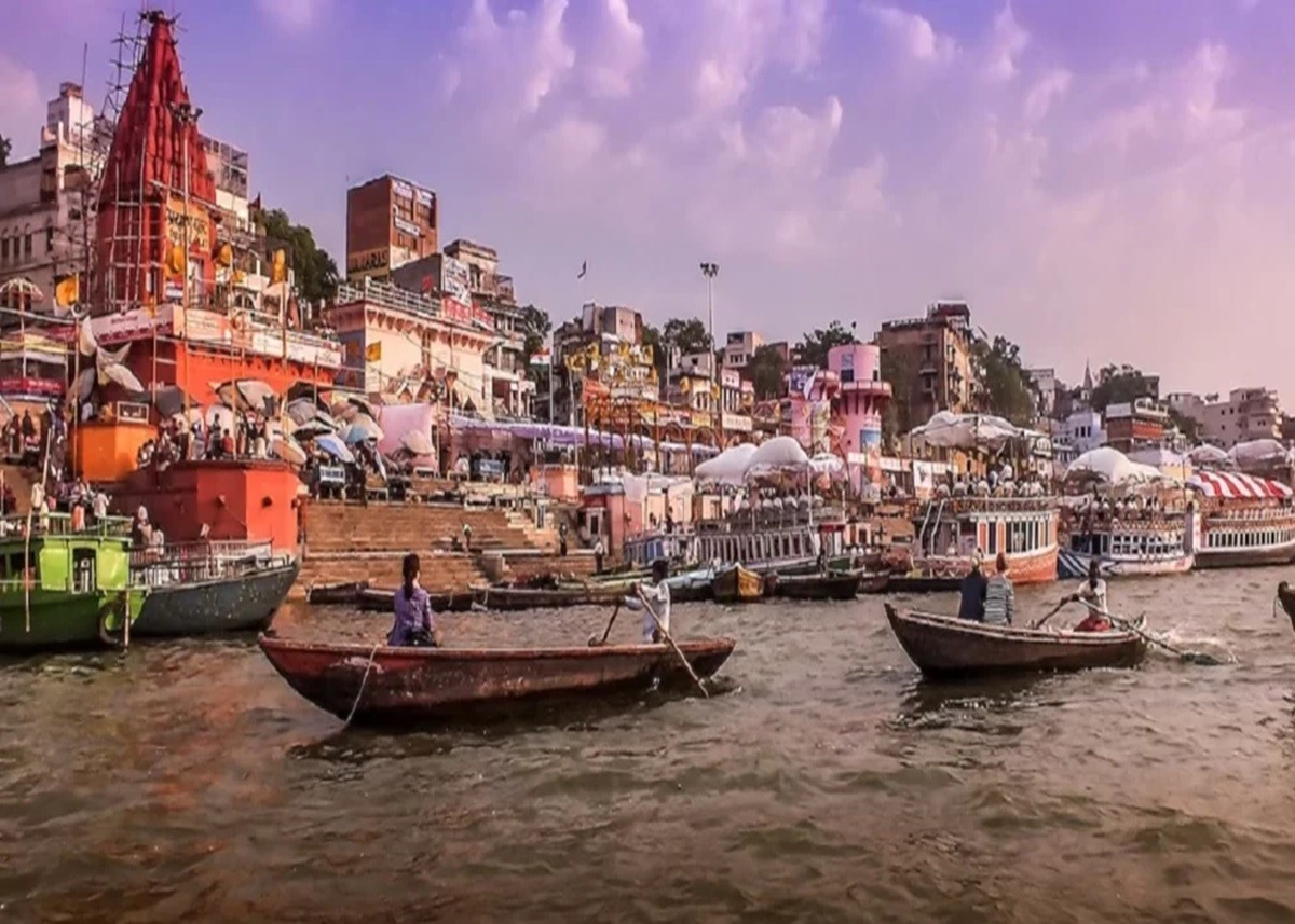 Travel Tips: वाराणसी घूमने के दौरान इन घाटों को जरूर करें एक्सप्लोर, साथ ही इन चीजों का भी उठाएं लुत्फ