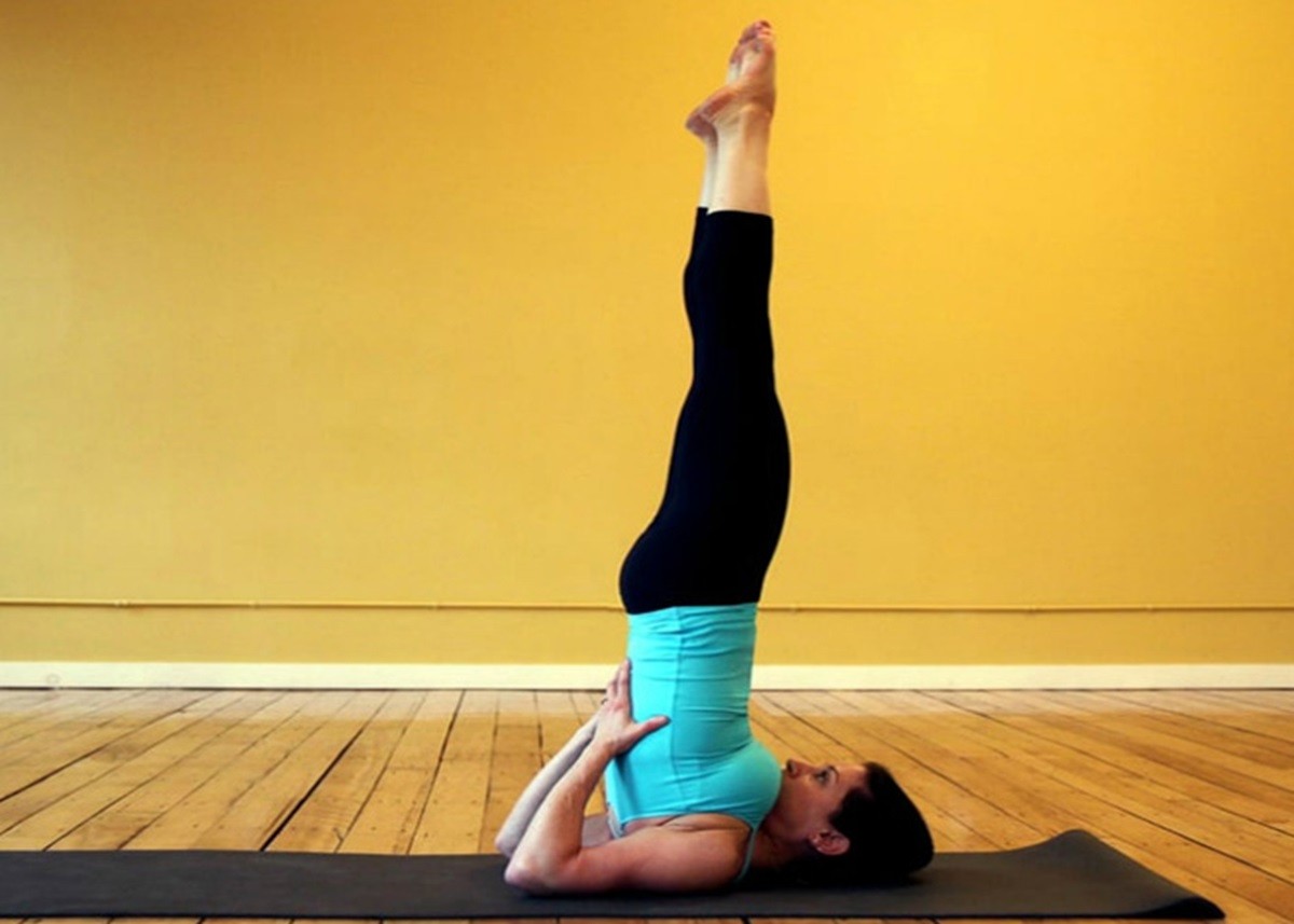 Yoga Tips: 50 की उम्र में भी दिखना चाहती हैं जवां, तो डेली रूटीन में शामिल करें ये योगासन