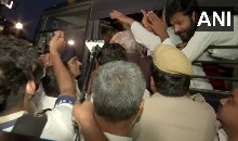 Rahul Gandhi: हिरासत में लिए गए कांग्रेस नेता, पार्टी ने ट्वीट कर साधा पीएम मोदी पर निशाना
