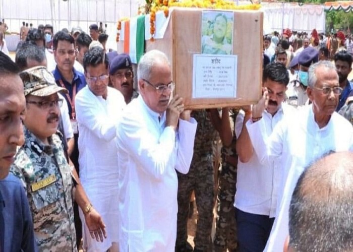 शहीद जवानों को श्रद्धांजलि देते हुए सीएम भूपेश बघेल ने पीड़ित परिवारों से मुलाकात की