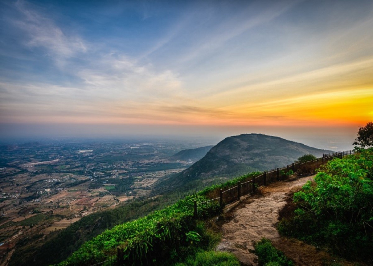 Hill Station: बेंगलुरु की चहल पहल से हो गए बोर तो घूमें आएं ये हिल स्टेशन, यहां के नजारे देख दूर हो जाएंगी सारी थकान