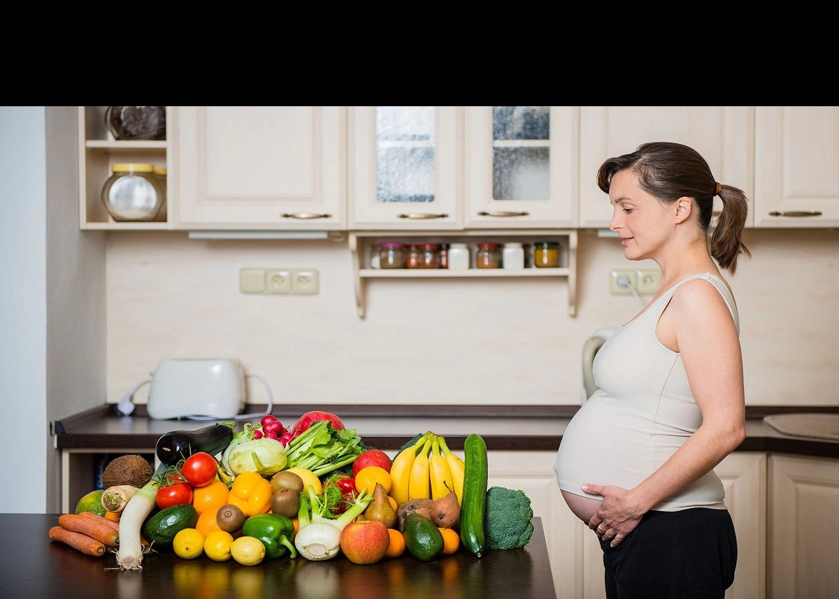 Pregnancy Diet: प्रेग्नेंसी में इन फलों के सेवन से मां और बच्चा दोनों रहेंगे स्वस्थ, इन फ्रूट्स से बनाएं दूरी