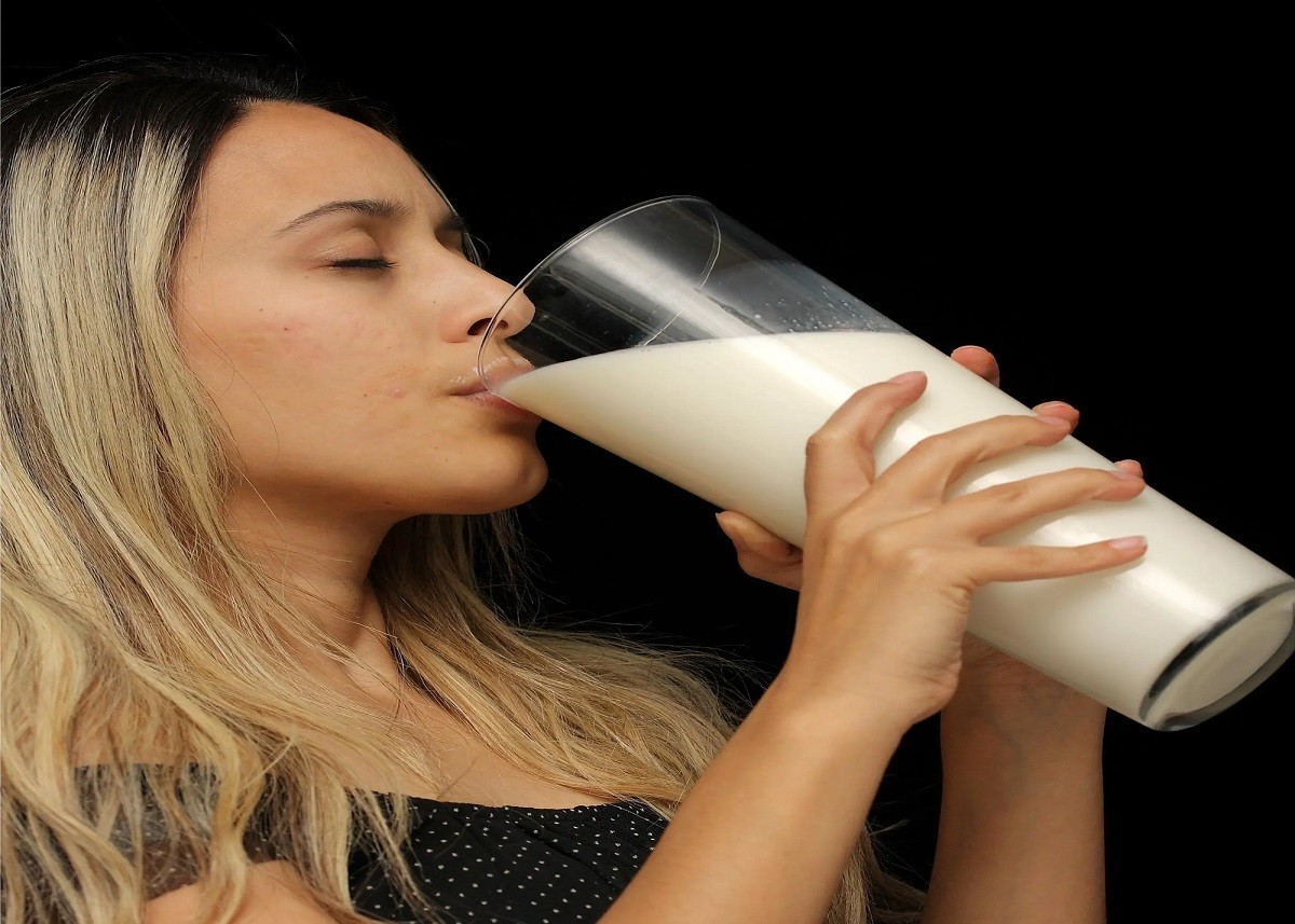 Milk Side Effects: इन 5 समस्याओं से हैं परेशान तो भूलकर भी न करें दूध का सेवन, बिगड़ सकती है सेहत