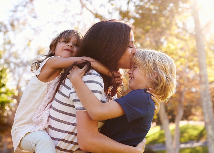 Parenting Tips: बच्चे को भावनात्मक तरीके से बनाना है मजबूत तो हर पेरेंट्स को अपनानी चाहिएं ये आदतें