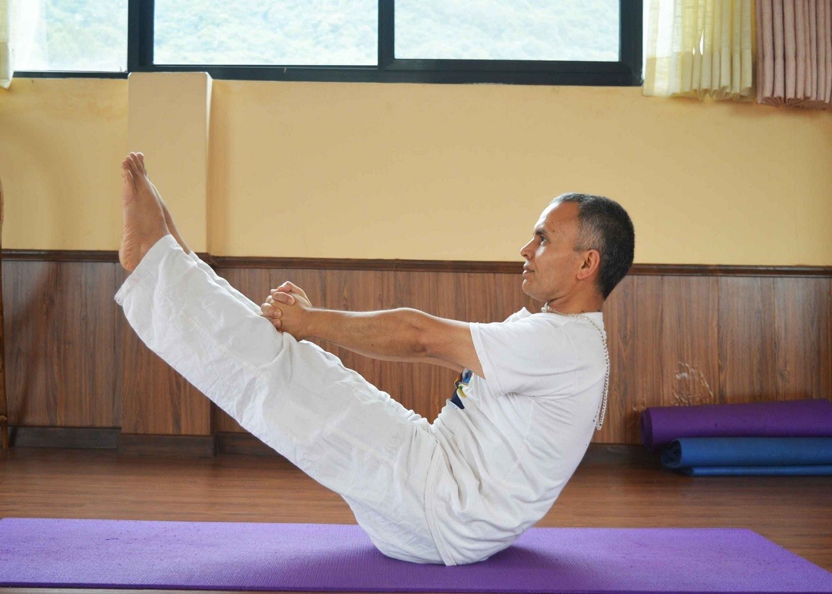 Yoga Tips: बैठे-बैठे मांसपेशियों में होता है खिंचाव तो डेली रूटीन में शामिल करें नौकासन