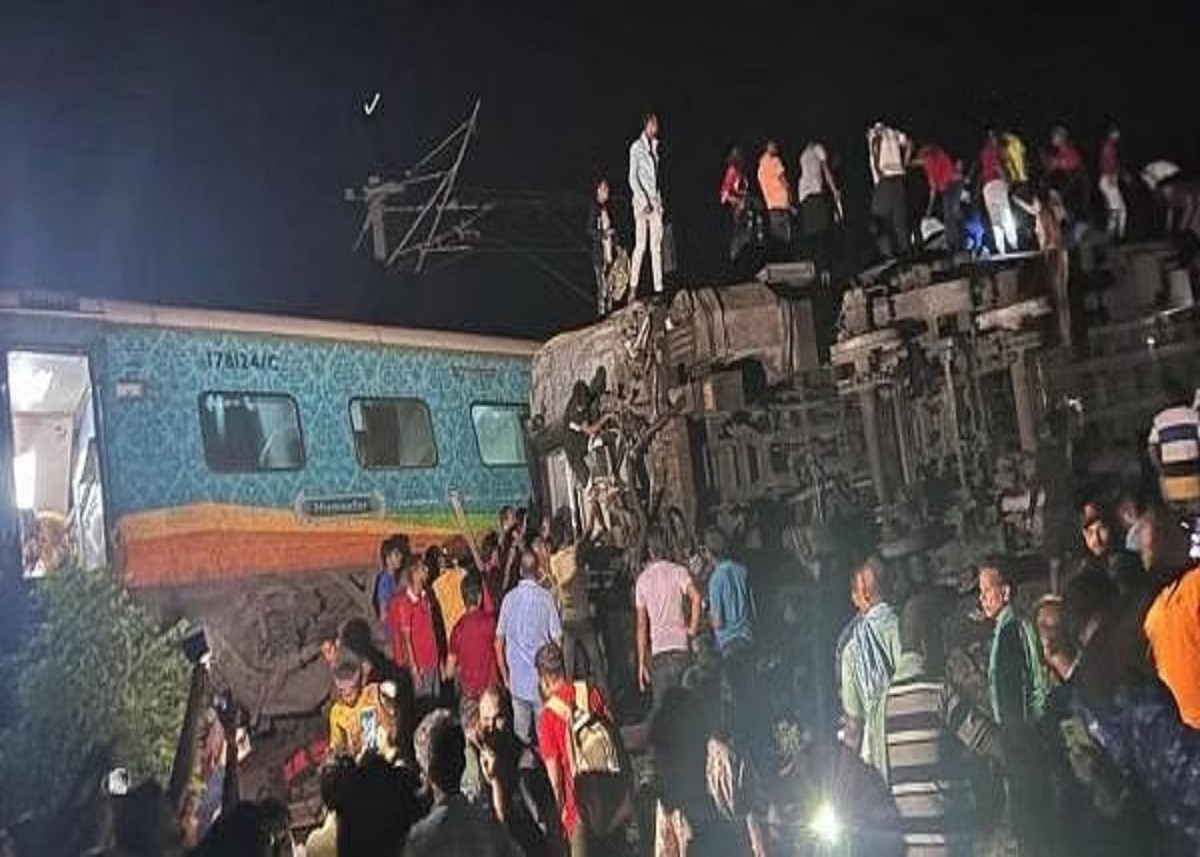 Coromandel Train Accident: ओडिशा के बालेश्वर में तीन ट्रेनों के टकराने से 