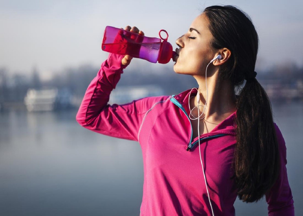 Health Tips: सही तरीके से पिएंगे पानी तो कम होगी शरीर की चर्बी, चेहरे पर भी आएगा ग्लो