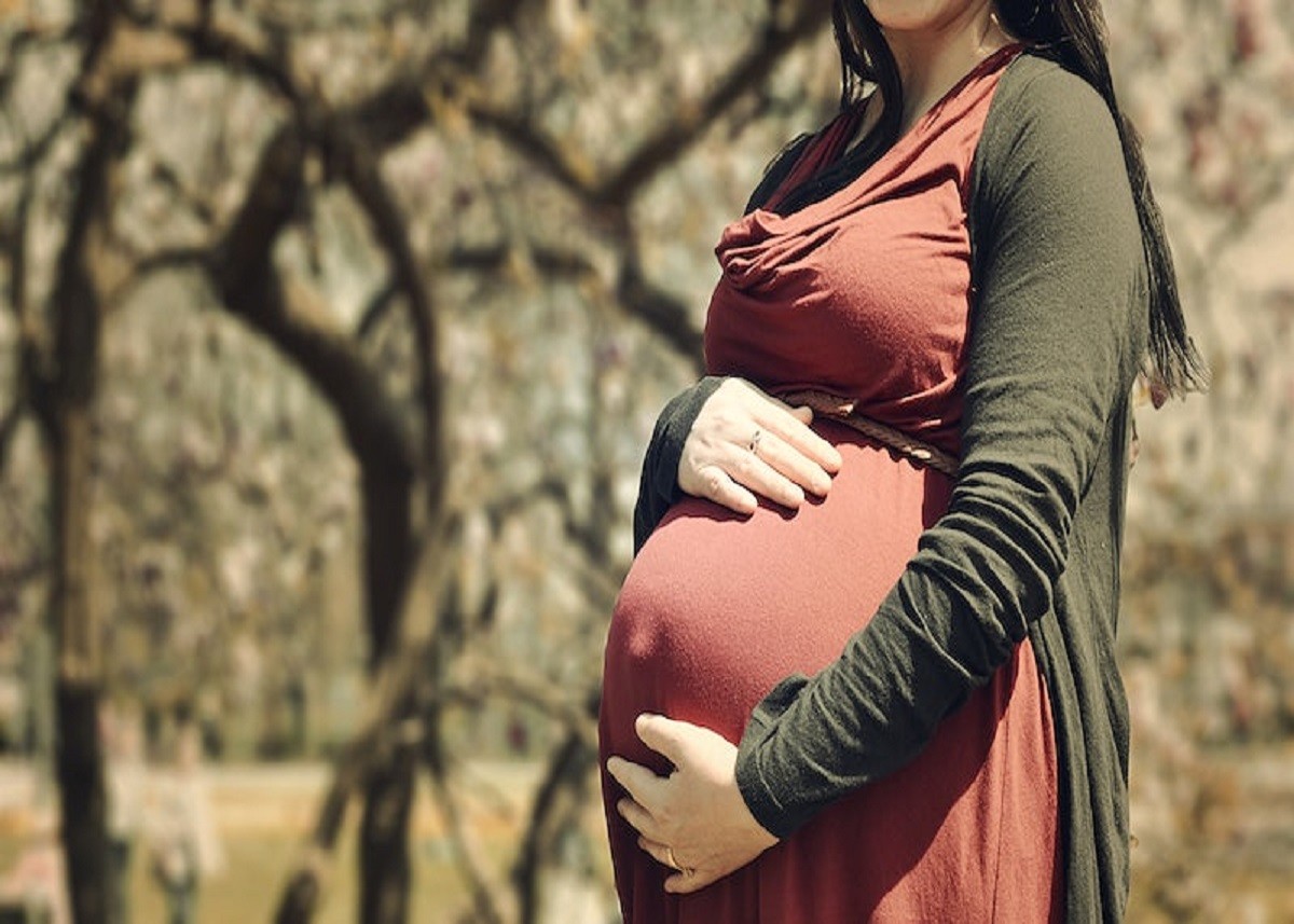 Stillbirth Symptoms: मां की इन गलतियों की वजह से गर्भ में रुक सकती हैं बच्चे की सांसे, स्टिलबर्थ से बचने के लिए करें ये काम