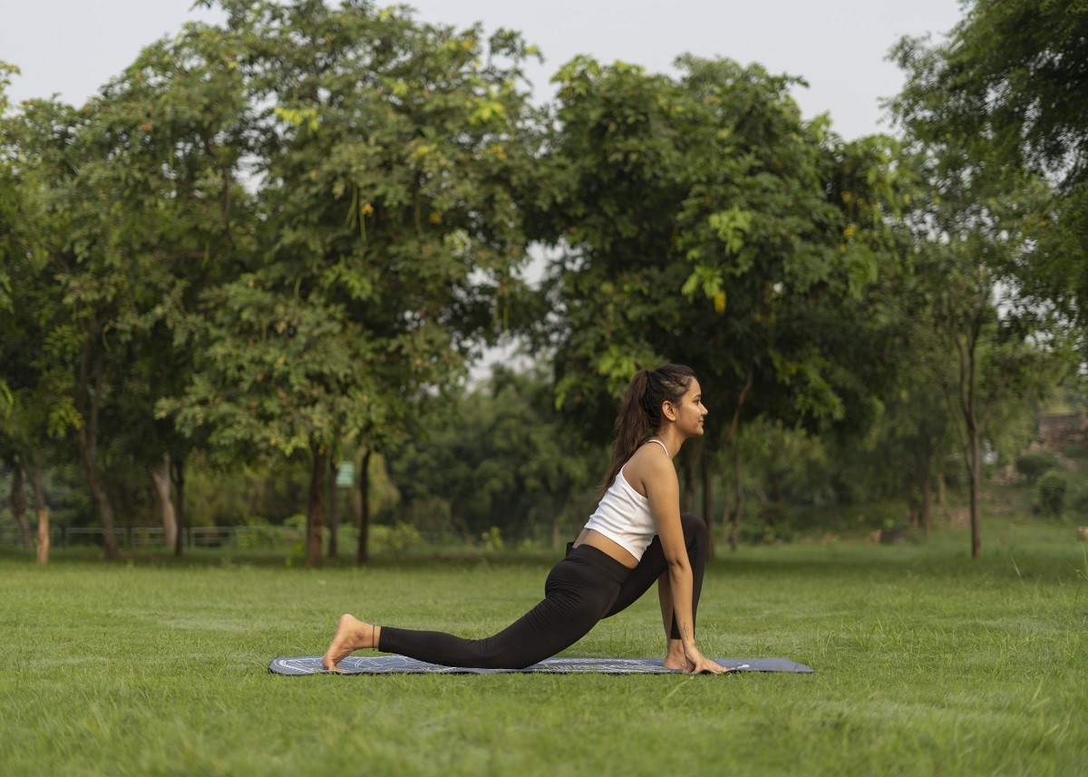 Yoga Tips: रोजाना सूर्य नमस्कार करने से मिलेगी हेल्दी और ग्लोइंग स्किन, कोसो दूर रहेंगी बीमारियां