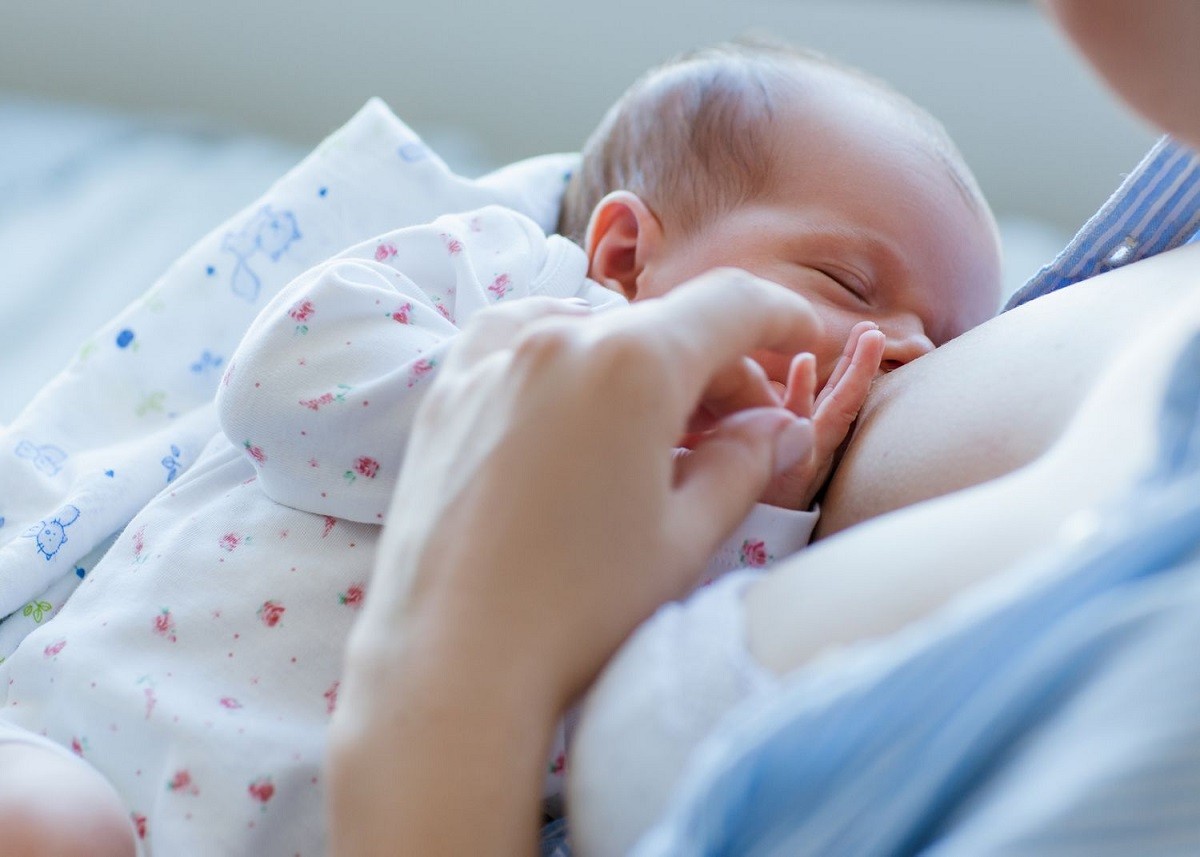 Baby Feeding: पैदा होने से लेकर 1 साल के बच्चे को इतनी बार कराना चाहिए फीड, जानिए क्या कहते हैं हेल्थ एक्सपर्ट्स