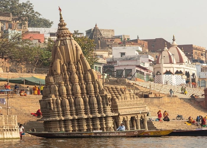 Ratneshwar Mahadev: श्रापित होने की वजह से हजारों साल से तिरछा खड़ा है वाराणसी का ये मंदिर, नहीं की जाती है कोई पूजा