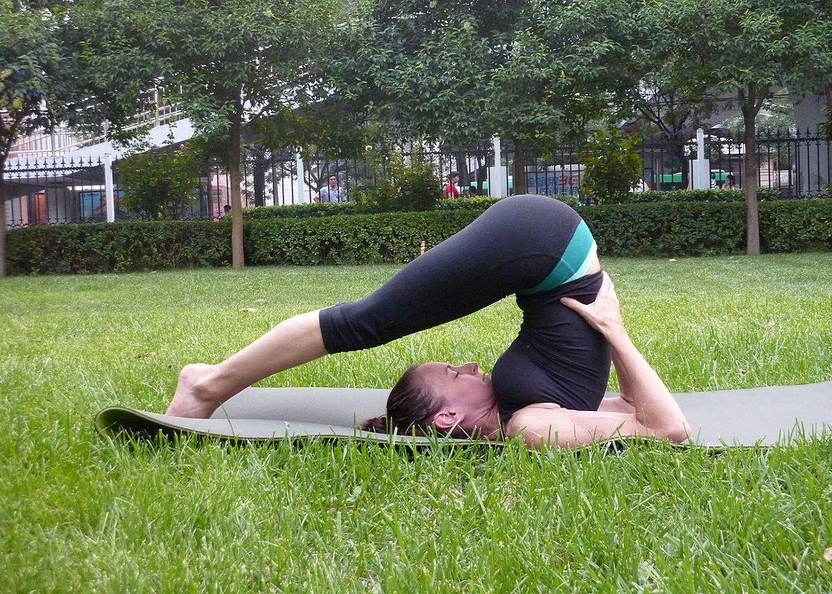 Yoga Tips: कंधे के दर्द से निजात दिलाने के लिए रामबाण है ये योगासन, मिलेंगे कई स्वास्थ्य लाभ