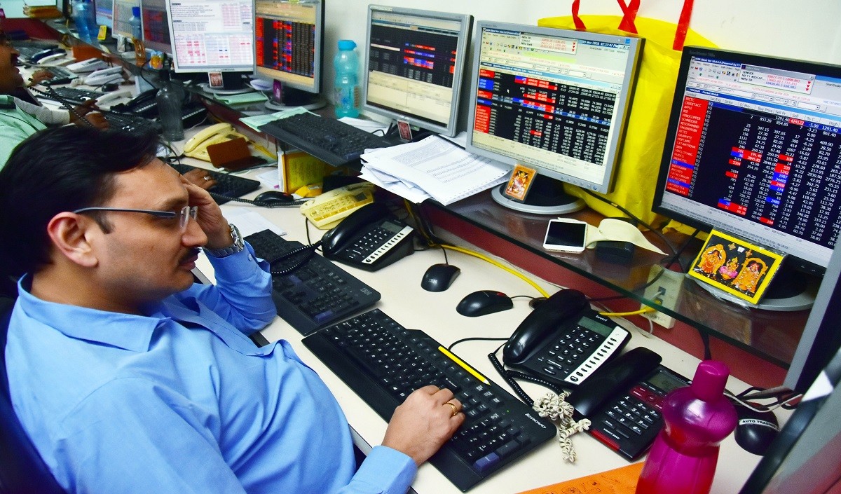 Stock Market Update: Sensex breaks 366 points, Nifty closes below 19,450, selling in the market