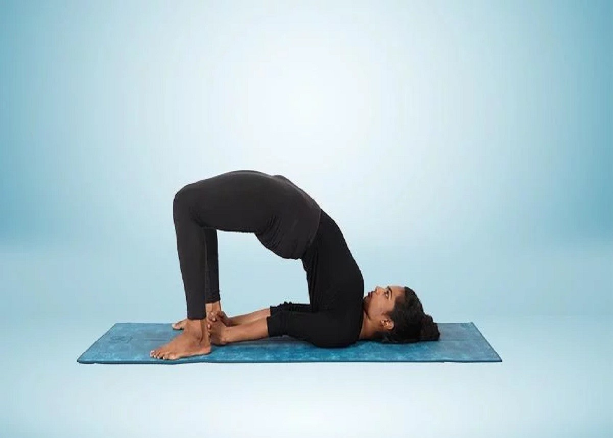 Yoga Tips: हाथ-पैरों में दर्द से राहत पाने के लिए रोजाना करें ये योगासन, मिलेगा जबरदस्त फायदा