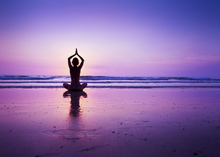 Safe Yoga Practice Tips: योग के दौरान फॉलो करें ये जरूरी टिप्स, शरीर को मिलेंगे गजब के फायदे