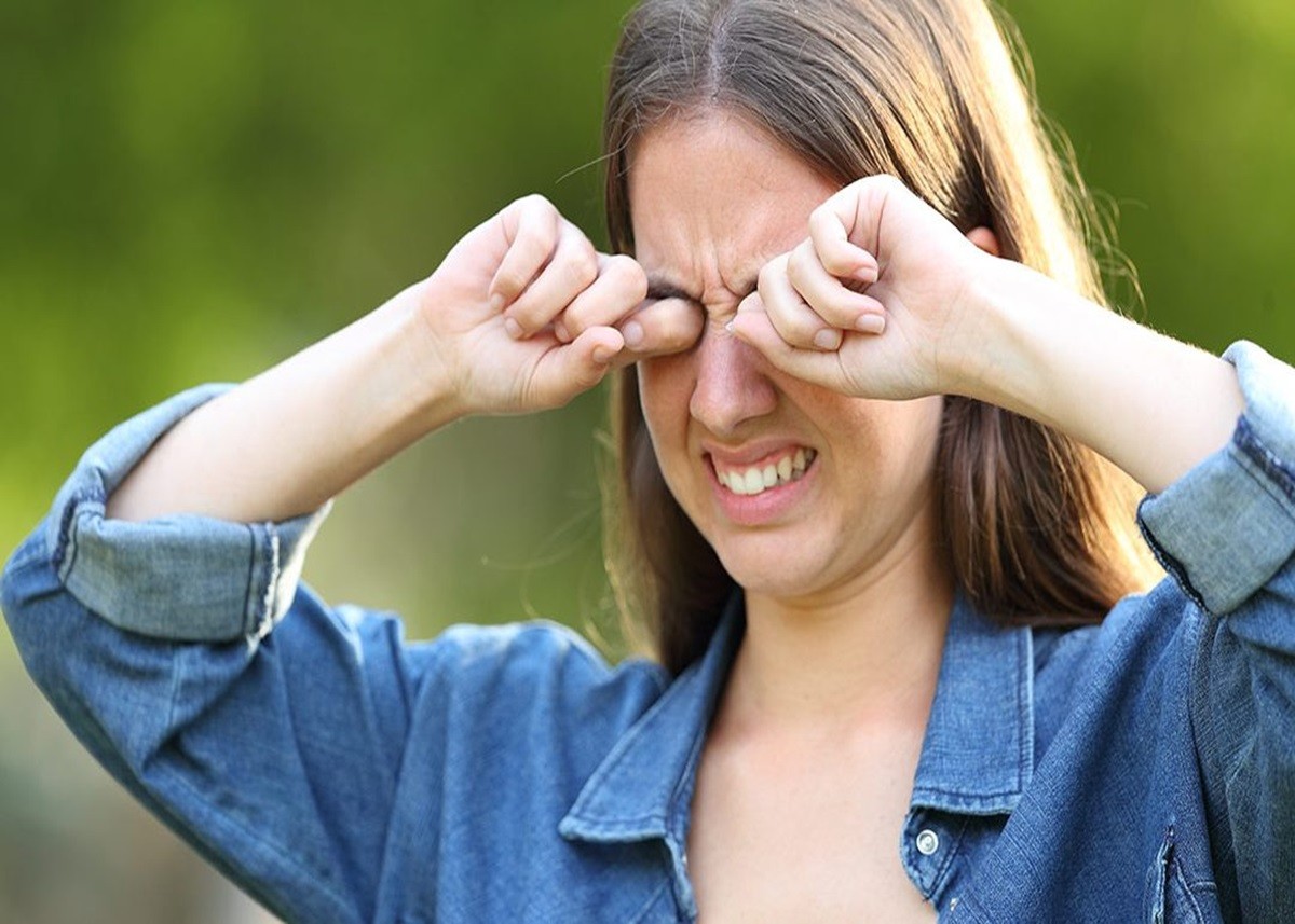 Eye Care Tips: बार-बार छूने या रगड़ने से कम हो सकती है आंखों की रोशनी, रेडनेस और एलर्जी की भी हो सकती है समस्या