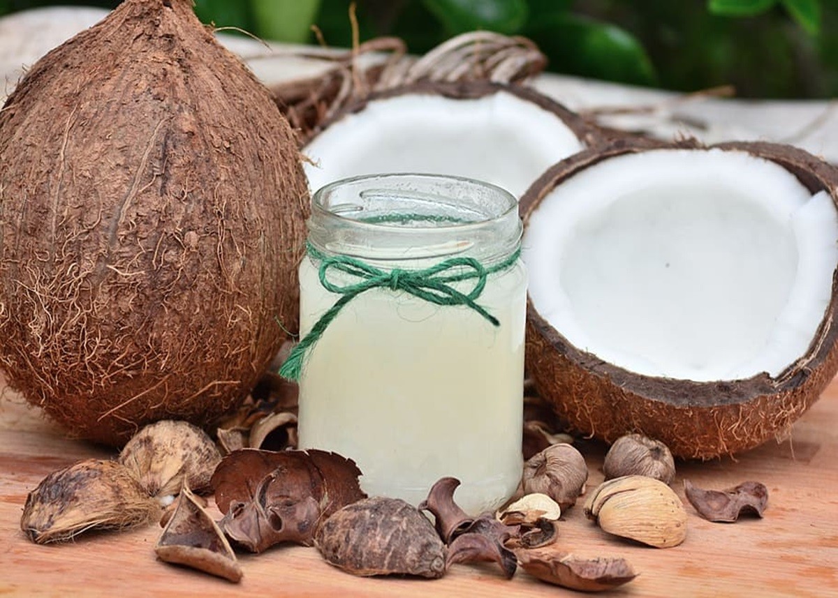 Health Tips: वेट लॉस से लेकर बालों और स्किन तक के लिए फायदेमंद है कच्चा नारियल, कई बीमारियां होंगी दूर