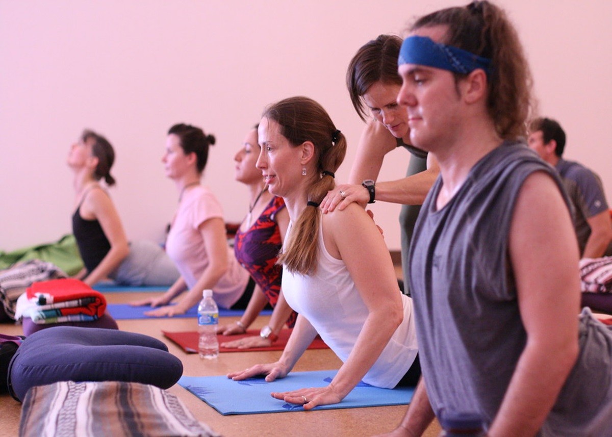 Yoga Poses: शरीर और दिमाग को रिलैक्स रखने के लिए रोजाना करें ये योगासन, पूरा दिन रहेंगे एक्टिव