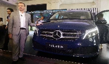 Diwali Gift के तौर पर इस कंपनी ने कर्मचारियों को बांट की Mercedes-Benz कार