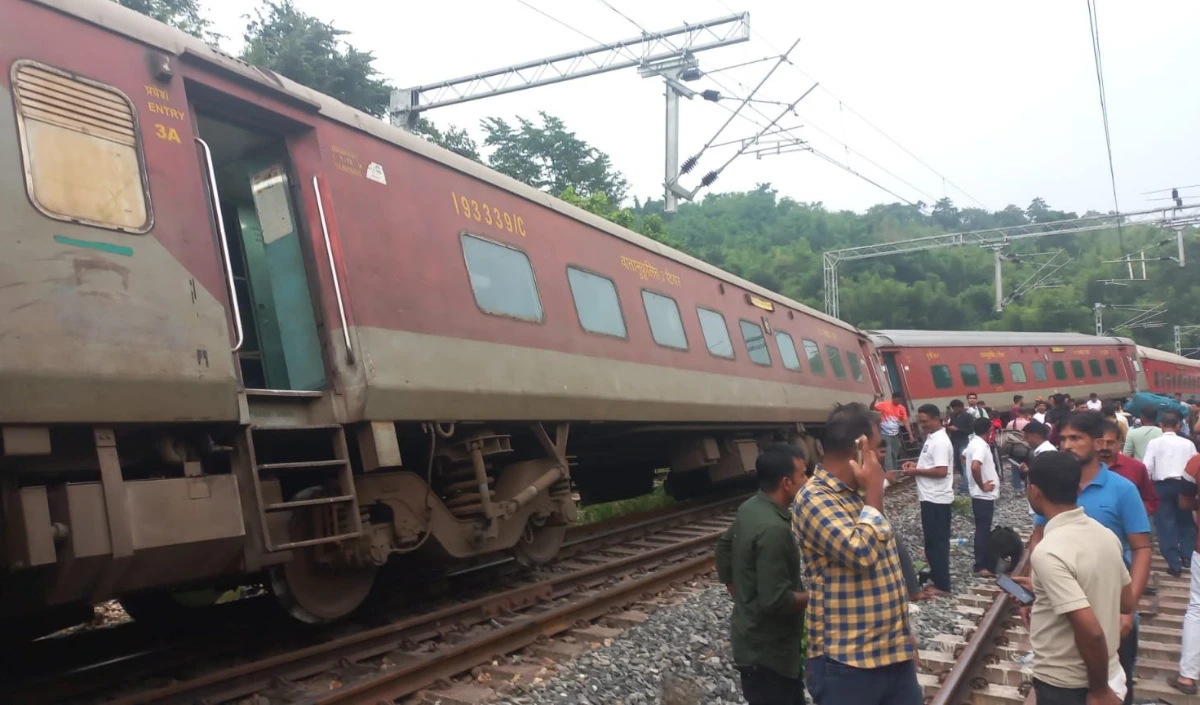 rail accident in assam 8 coaches engine of agartala lokmanya tilak terminus  express derailed - Prabhasakshi latest news in hindi