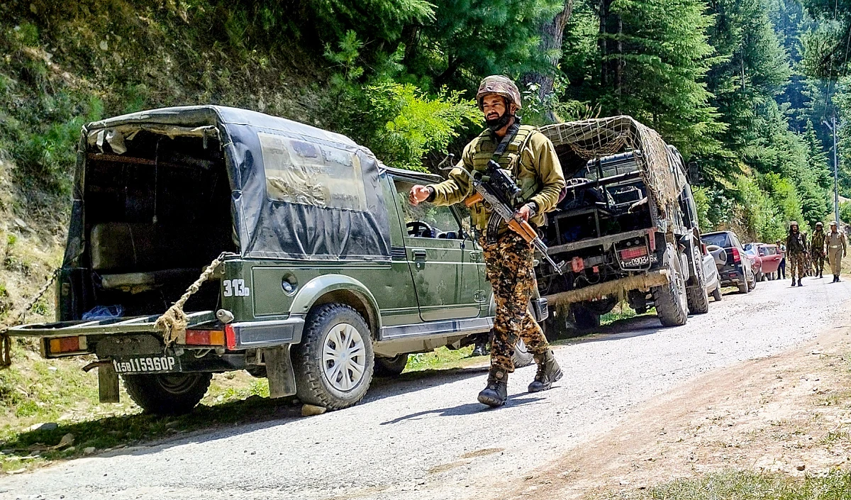 جنگ میں استعمال ہونے والے ہتھیاروں سے لیس دہشت گرد