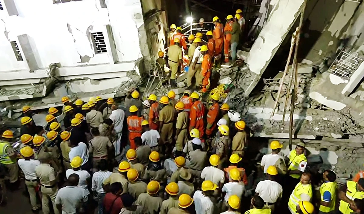 8 people died in building collapse in bengaluru some still trapped building  owner arrested - Prabhasakshi latest news in hindi