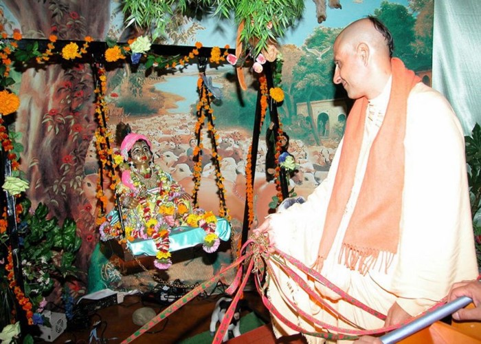 Laddu Gopal Idol: बाल गोपाल की प्रतिमा रखने से पहले क्यों रखे जाते हैं अक्षत, जानिए क्या है नियम