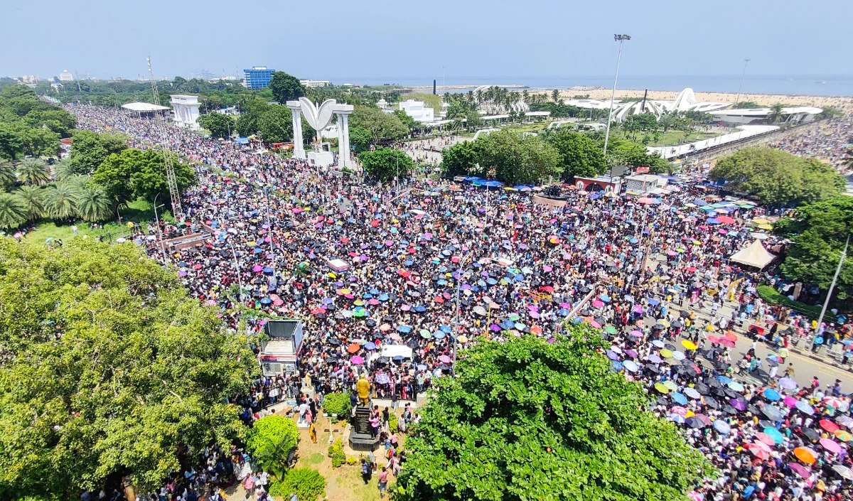 Crowd of lakhs 