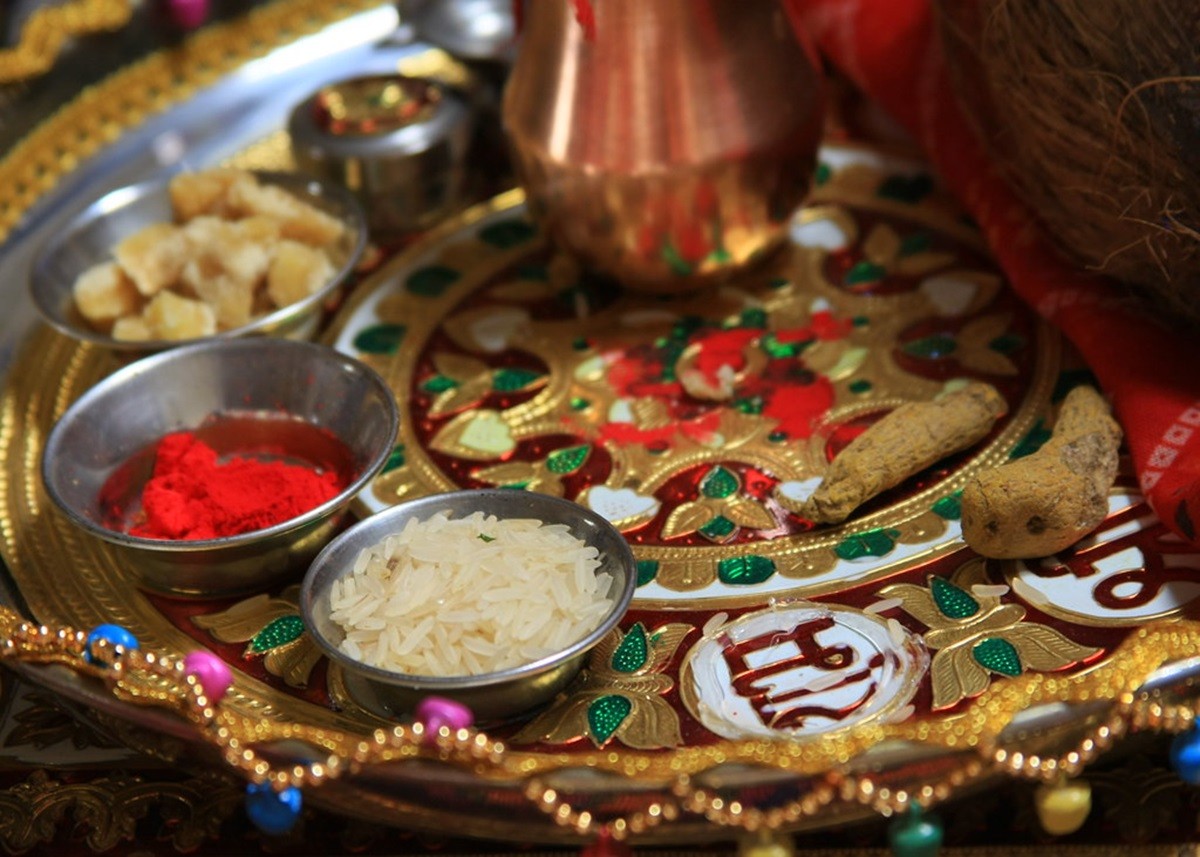 Bhai Dooj 2024: भाई के जीवन की सफलता और समृद्धि के लिए भाई दूज पर इन चीजों से करें तिलक