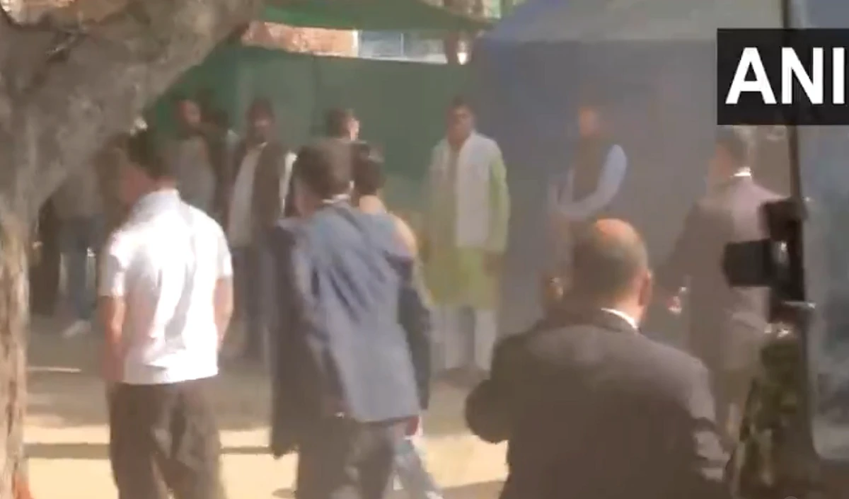 अचानक चार साल बाद हाथरस रेप पीड़िता के परिजनों से मिले राहुल गांधी, BJP ने बताया हताशा का शिकार