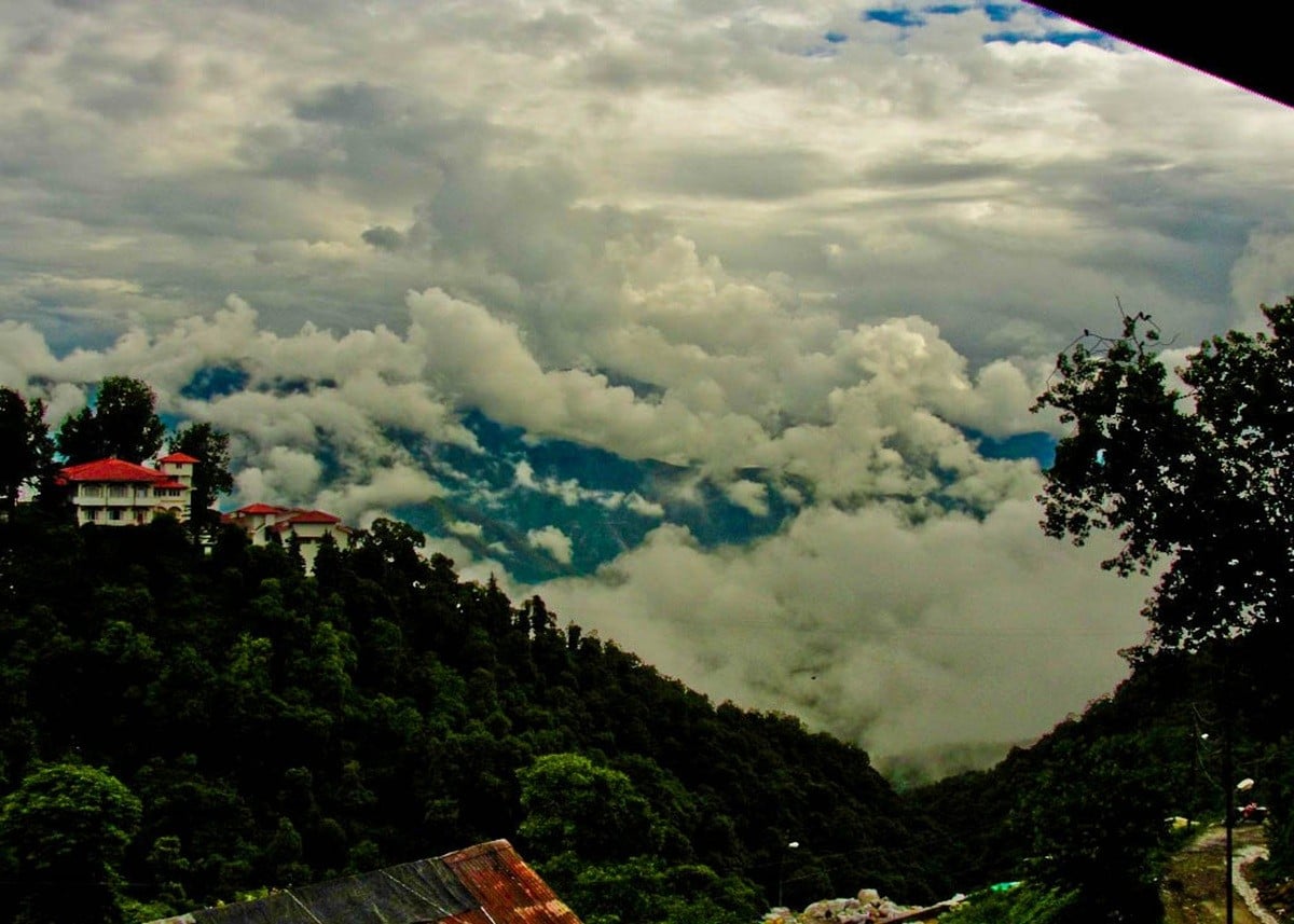 Mussoorie Budget Trip: सिर्फ 2000 रुपए में कर सकेंगे मसूरी की सैर, वीकेंड पर बनाएं प्लान