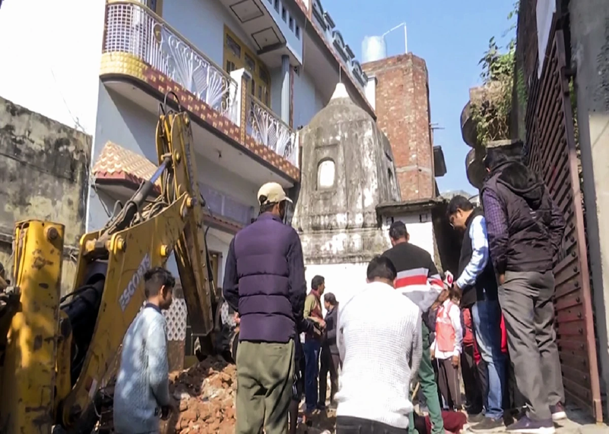 संभल में मंदिर के पास से अवैध अवैध निर्माण हटाया जा रहा, चला अतिक्रमण हटाओ अभियान