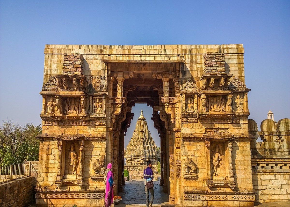 Chittorgarh Travel: चित्तौड़गढ़ के आसपास बसी इन जगहों पर पार्टनर के साथ बनाएं घूमने का प्लान, खुश हो जाएगा मन