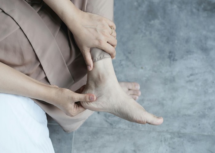 Health Tips: पैरों के सुन्नपन को दूर करने के लिए अपनाएं ये घरेलू तरीके, जल्द मिलेगा आराम