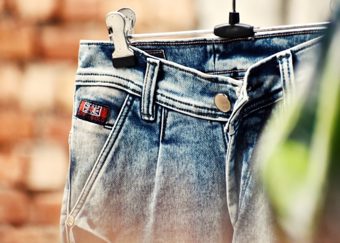 Denim Jeans: जींस धोने के दौरान पानी में मिलाएं ये एक चीज, बरकरार रहेगी नए जैसी चमक
