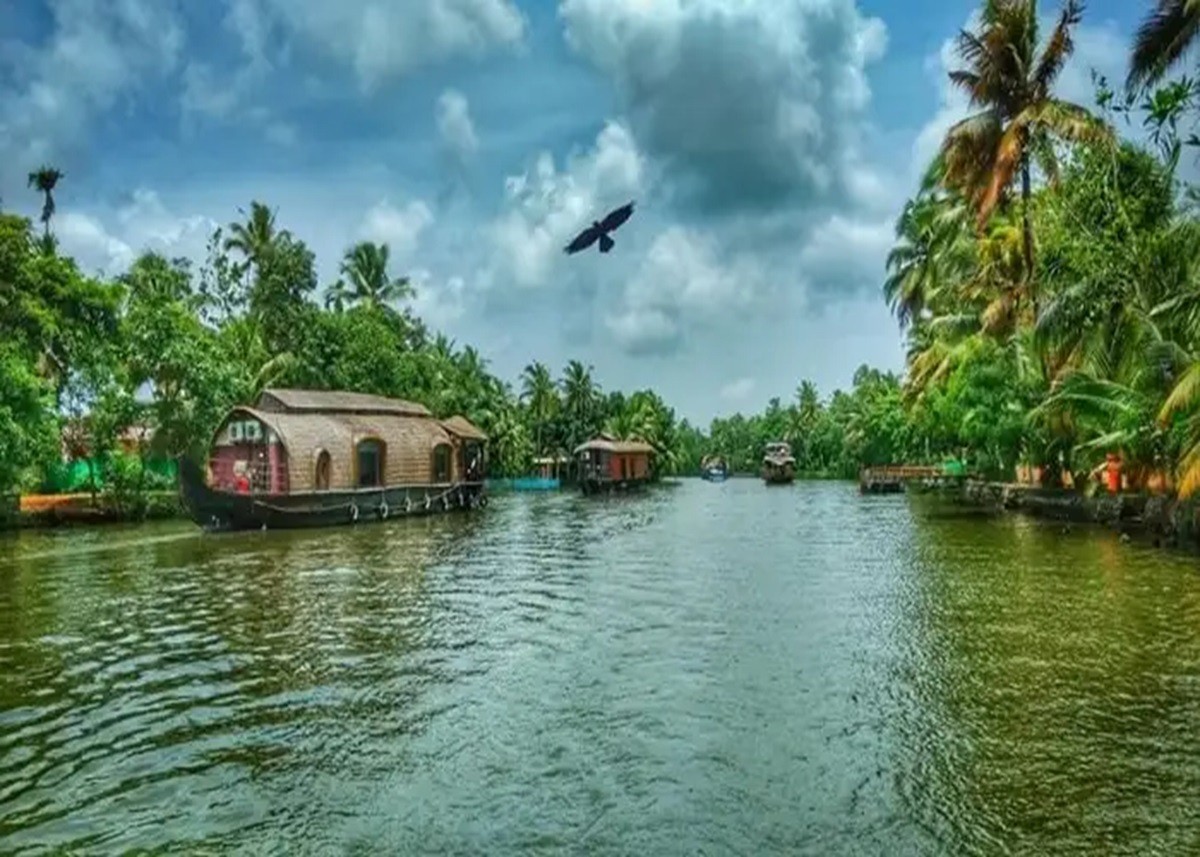 South India Travel: मार्च में बना रहे घूमने का प्लान तो दक्षिण भारत की इन जगहों को करें एक्सप्लोर, खुशी से झूम उठेंगे आप
