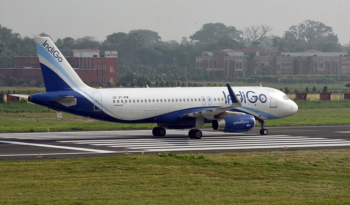 Indigo की दिल्ली मुंबई फ्लाइट के वॉशरूम में पैसेंजर ने सुलगाई बीड़ी जानें फिर क्या हुआ 2685