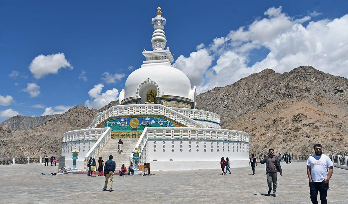 Best Places to Visit in Ladakh: The beautiful valleys and peaceful environment of Ladakh fascinate the mind.