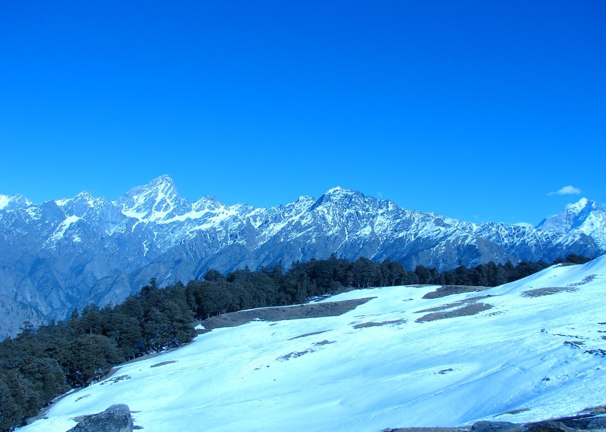 Travel Tips: अंग्रेजों ने आजादी से पहले बनवाया था औली-मसूरी और शिमला जैसे हिल स्टेशन, आज भी होती है भारी भीड़