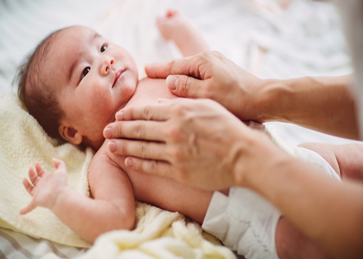 Baby Massage: क्या बच्चे की अच्छी ग्रोथ के लिए जरूरी है मालिश, जानिए इन मिथकों की सच्चाई