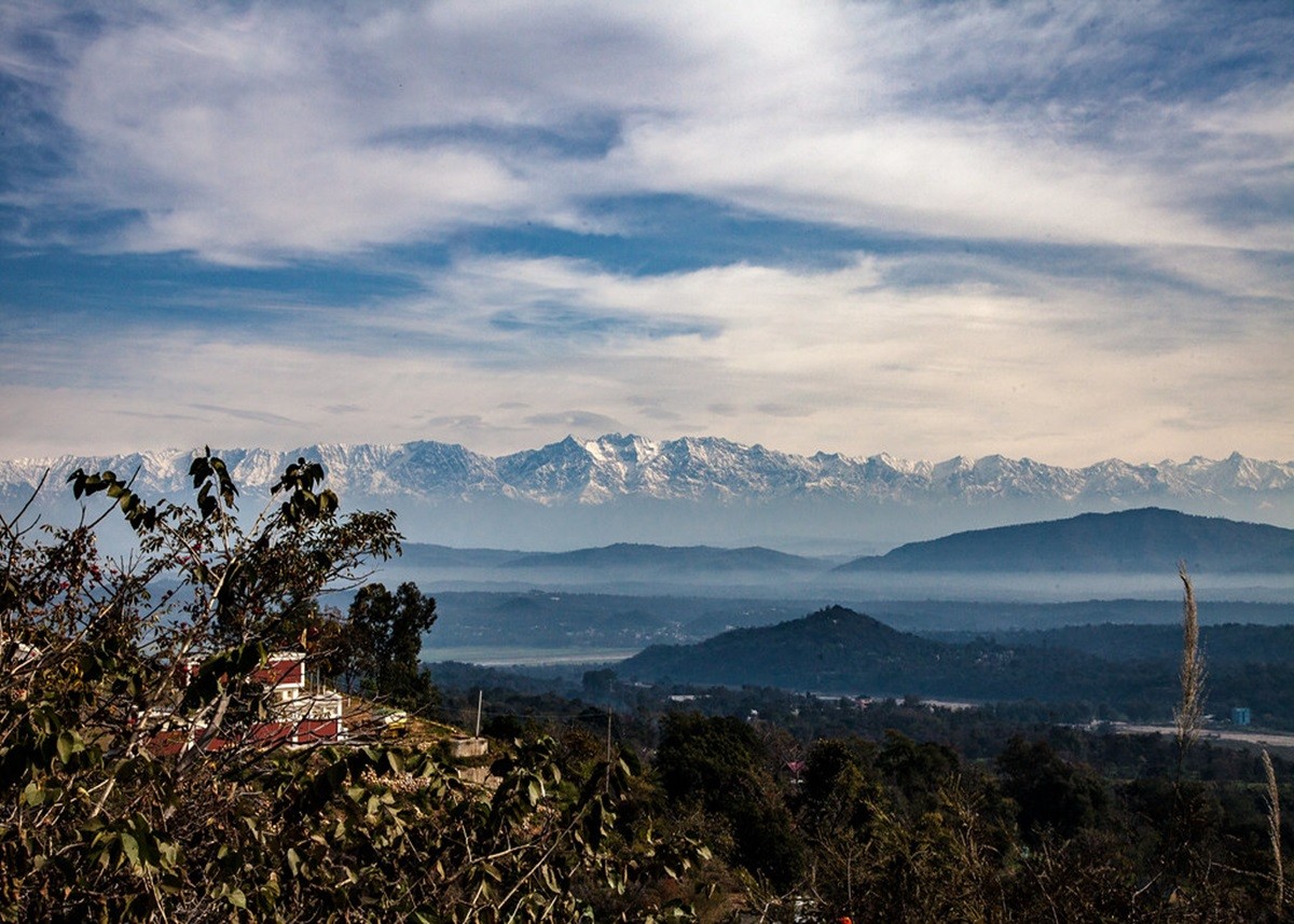 Jibhi Itinerary: सिर्फ 3 दिन में एक्सप्लोर करें जीभी हिल स्टेशन की ये शानदार जगहें, मनमोहक हैं यहां की वादियां