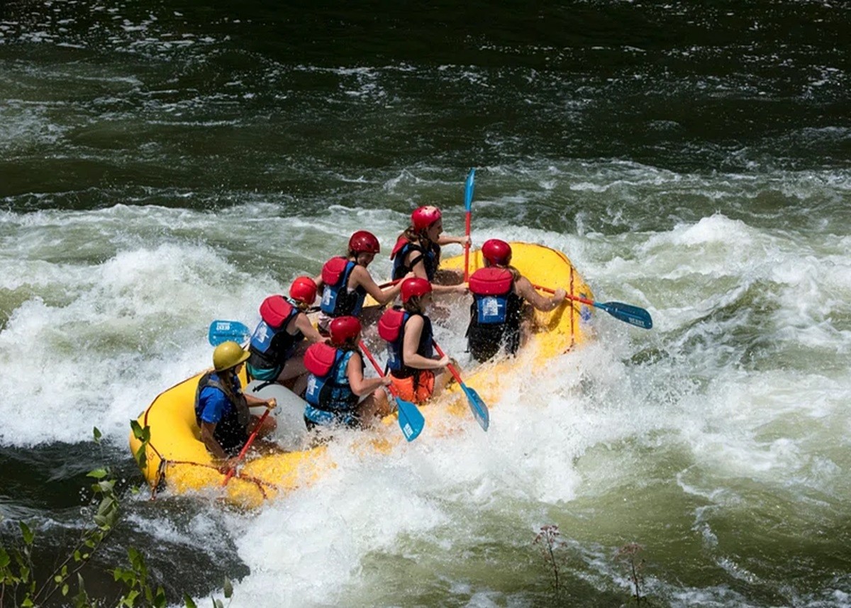 Tourist Destinations: ऋषिकेश नहीं बल्कि UP के इस शहर में उठाएं रिवर राफ्टिंग का लुत्फ, सिर्फ इतना है किराया