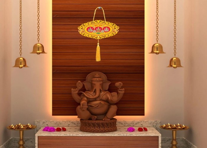 Vastu Tips: मुख्य द्वार पर भगवान की फोटो लगाने से पहले जरूर जान लें ये नियम, मिलेंगे शुभ परिणाम