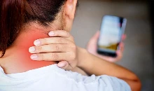 Health Tips: लगातार मोबाइल चलाने से हो सकती है Tech Neck Syndrome की समस्या, इन एक्सरसाइज से मिलेगा फायदा