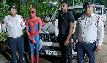 Delhi में कार के बोनट पर बैठकर घूम रहा था स्पाइडरमैन, पुलिस ने काटा 26 हजार रुपये का चालान
