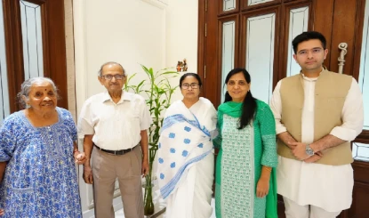 अरविंद केजरीवाल के घर पहुंचीं बंगाल की CM ममता बनर्जी, पत्नी सुनीता और उनके माता-पिता से की मुलाकात